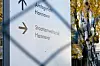 Durch ein Gitter hindurch wurde auf ein Schild mit der Aufschrift „Staatsanwaltschaft Hannover“ fotografiert
