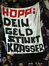 St. Pauli-Fans protestieren mit einem Plakat gegen Dietmar Hopp