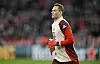 Manuel Neuer läuft über den Platz im Trainingsdress des FC Bayern München
