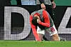 André Silva kniet auf dem Boden und hält sich den Kopf.