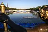 Triathleten schwimmen in der Seine