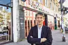 Shin-Won Kang schließt sein 'Bok'-Restaurant am Schulterblatt.