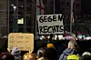 Freiburg: Menschen demonstrieren gegen Rechtsextremismus auf dem Platz der alten Synagoge und halten Schilder mit der Aufschrift 'Gegen Rechts' und 'Wir können was dafür, wenn wir nichts dagegen tun' hoch.