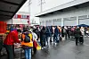 Lange Schlangen von Ukrainern bei der Hamburger Tafel