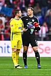 Marcel Schuhen (SV Darmstadt 98) und Manuel Neuer (FC Bayern München)
