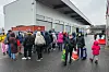 Wer sich früh angestellt hatte, der konnte glücklich mit vollen Tüten nach Hause gehen.