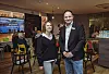 Dennis Baade, Filialleiter der Haspa Eppendorf und Susanne Holert-Retzlaff, Koordinatorin des Quartiersnetzwerks, bei einer gemeinsamen Lesung zum Thema „Leben mit Demenz“.