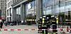 Feuerwehrleute vor dem Apple-Store in Hamburg.