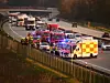 A7: Blick auf die Unfallstelle, mehrere Rettungswagen und Einsatzfahrzeuge der Polizei stehen rund um zwei verunfallte Pkw