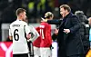 Julian Nagelsmann gibt Joshua Kimmich Anweisungen