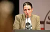 Luise Gottberg auf dem Podium der ordentlichen Mitgliederversammlung des FC St. Pauli