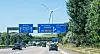 Autos fahren auf der A1 Richtung Hamburg. Über ihnen: ein Schild mit Richtungs-/Abfahrtsinformationen.