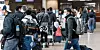 Flugreisende gehen auf dem Hamburger Flughafen durch das Abflugterminal 1.