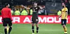 Die 84. Minute: Nach der ersten Efmeter-Entscheidung von Schiedsrichter Daniel Schlager rennt Luca Zander zu dessen Assistenten an die Linie und beteuert seine Unschuld.