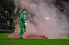 Torwart Rafael im Spiel neben Pyrotechnik