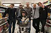 Die Macher hinter der Serie: Emil Belton (Regie), Christian Ulmen (Produzent), Carsten Kelber (Produzent), Bruno Alexander (Regie) und Max Mattis (Producer) (v.l.nr.) und Oskar Belton (Regie, vorne). Die beliebte Serie „Die Discounter” bekommt eine zweite Staffel.
