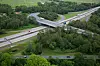 Autos fahren über die A27.