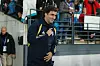 Raul zieht sich die Real Madrid-Jacke zu.