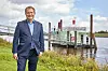 Umweltsenator Jens Kerstan (Grüne) vor der wieder in Schuss gebrachten Messstation Bunthaus.