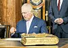 König Charles beim Unterschreiben