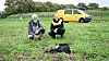 Sabrina Maas und ihr Vater Theo Maas hocken vor den Überresten der geliebten Schafsdame „Blacky“.