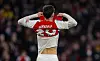 Kai Havertz zieht sich sein Arsenal-Trikot übers Gesicht.