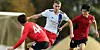 HSV-Zugang Jordan Beyer wird von zwei Spielern des FC Seoul in die Mangel genommen