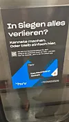 HVV-Plakat mit dem Aufdruck: „In Siegen alles verlieren? - Kannste machen oder bleib einfach hier.'
