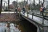 Feuerwehrkräfte bergen die Gegenstände aus dem Kanal.