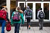 Schüler auf dem Weg zur Schule (Symbolbild).