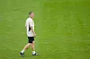 Hannes Wolf geht über einen Trainingsplatz