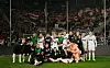 St. Paulis Spieler stehen für ein Foto vor der Fankurve