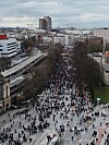 Zehntausende Menschen gehen in Hamburg gegen Rechtsextremismus auf die Straße.