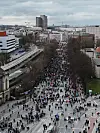 Zehntausende Menschen gehen in Hamburg gegen Rechtsextremismus auf die Straße.