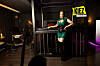 Domina Aurora Nia steht in ihrem Studio.