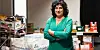 „Arche“-Mitarbeiterin Shabnam Jalali steht inmitten von Lebensmittelspenden.