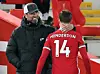 Jürgen Klopp (l.) herzt Jordan Henderson nach seiner Auswechselung.
