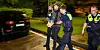 Polizisten führen den mutmaßlichen Brandstifter ab.