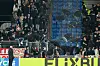 VfB Stuttgart und Basel Fans durchbrechen das Sicherheitsnetz.