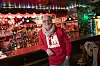 Kult-Wirt Horst Schleich lehnt auf dem Tresen seiner Kneipe „Crazy Horst“.