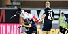 Amadou Onana setzt sich im Hinspiel ein. Am Ende siegte der HSV mit 4:3 in Paderborn.