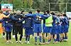 Spieler des 1. FC Düren bilden einen Kreis