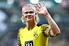 Erling Haaland winkt in Richtung Kamera