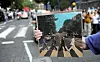 Albumcover „Abby Road“ wird in die Kamera gehalten