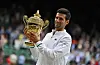 Novak Djokovic hält Wimbledon-Trophäe
