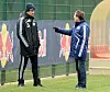 Ralf Rangnick redet mit Alexander Blessin