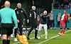 Darmstadt-Trainer Torsten Lieberknecht (r.) und HSV-Coach Tim Walter verfolgten das Top-Spiel an der Seitenlinie lebhaft.