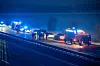 Einsatzkräfte und Fahrzeuge stehen auf der Autobahn. Wegen des Verdachts auf Sprengstoff ist die Autobahn 3 im bayerischen Landkreis Regensburg komplett gesperrt.