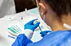 Ungeimpften Beschäftigten in Pflegeheimen oder Krankenhäusern droht in Niedersachsen bald Arbeitsverbot. (Symbolbild)