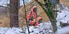 Feuerwehrkräfte in Spezialanzügen untersuchen die Behälter.